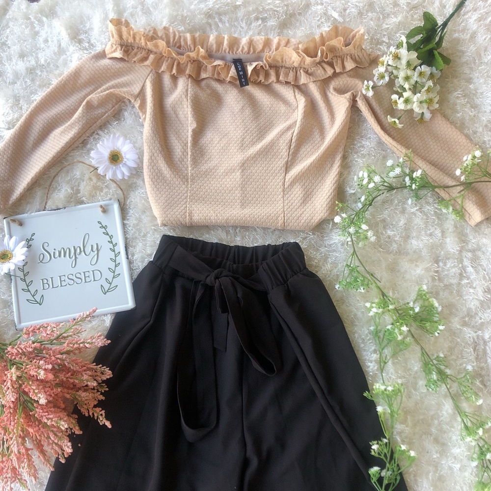 🌺SOLD SOLD SOLD SMALL RUFFLE TOP & PAPERBAG WAIS